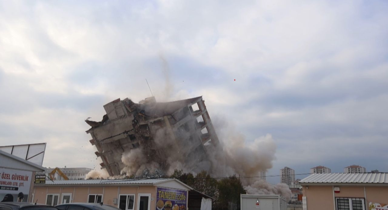 Hatay'da 14 katlı bina yıkıldı, vatandaşlar 'Deprem gibi sarstı, 6 Şubat'a döndük' dedi - Sayfa 4