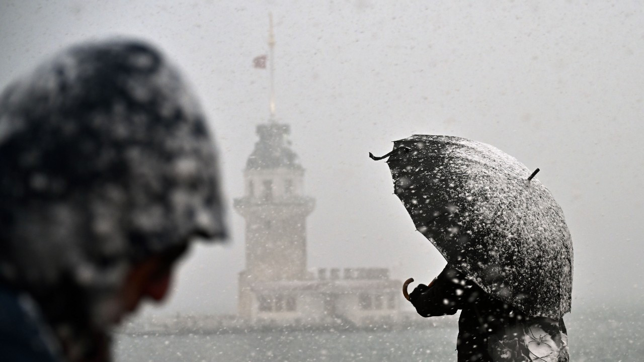 AKOM’dan kritik uyarı! İstanbul’da hava sertleşiyor: Önce fırtına, sonra kar...