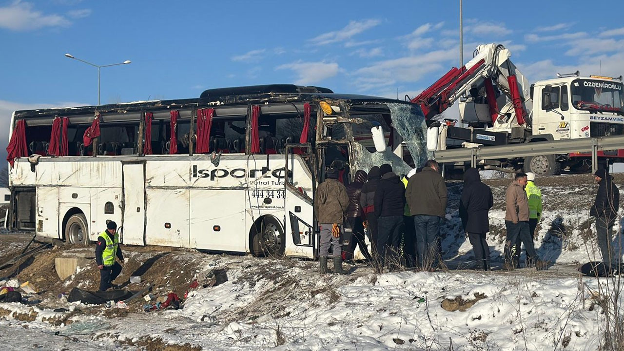 Afyon'da yolcu otobüsü şarampole devrildi: 1 ölü, 25 yaralı