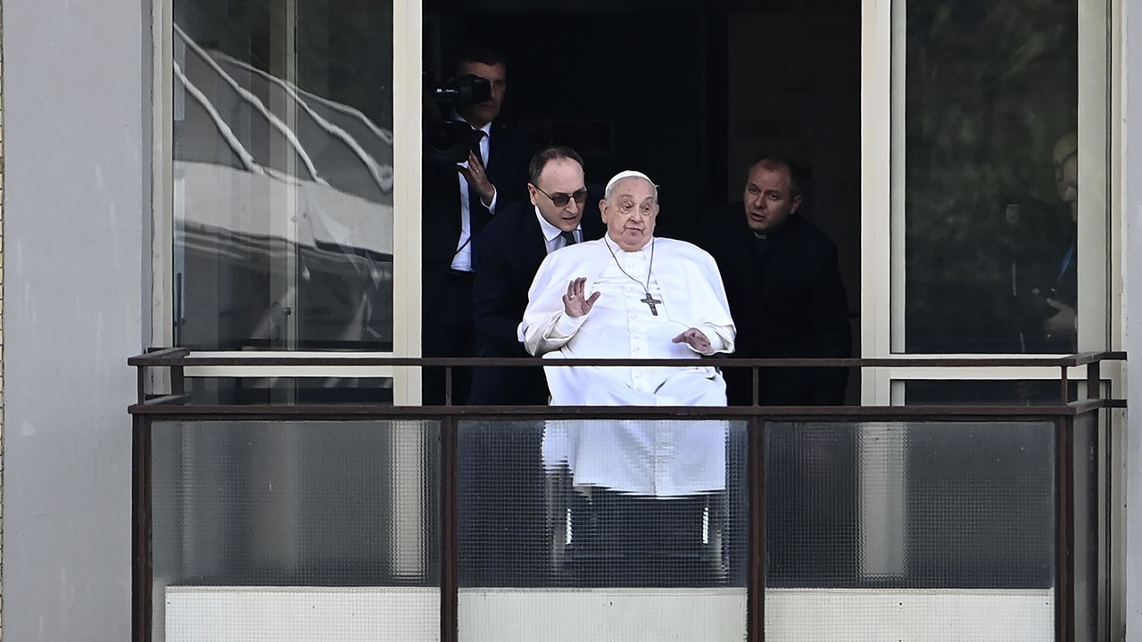 Papa Franciscus, hastaneden taburcu edildi: Halkı selamladı