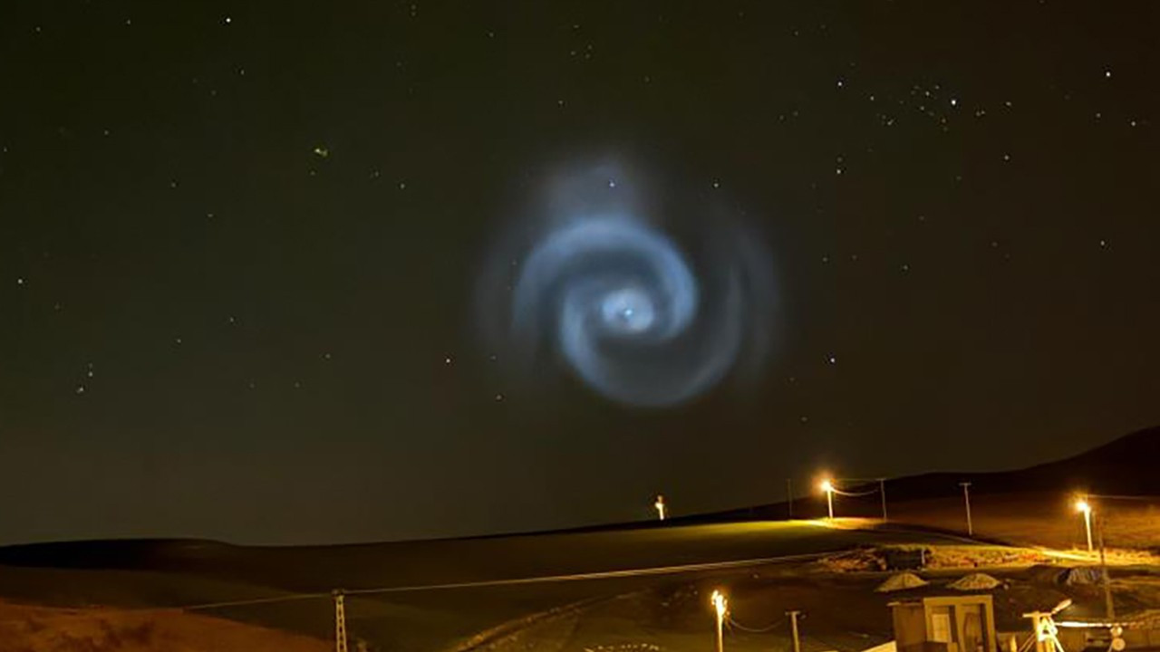 Siirt’te gökyüzünde spiral cisim merak uyandırdı