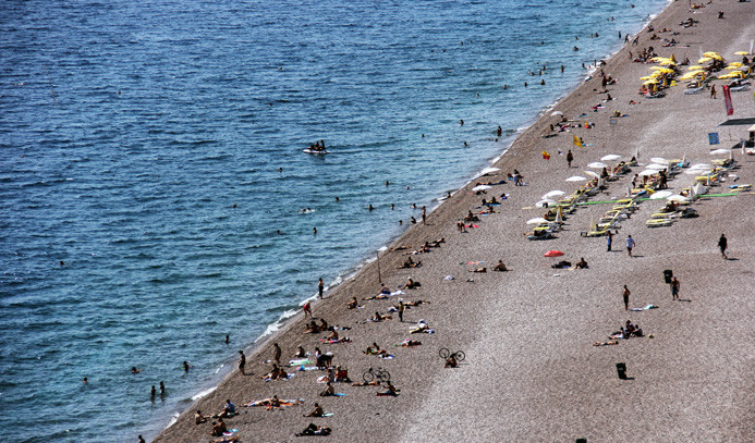 Sıcak havalar turistleri denize çekti