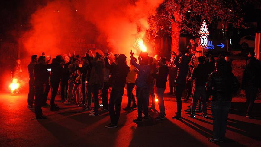 Fenerbahçe taraftarından protesto
