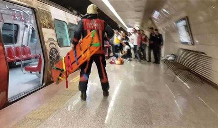 İntihar girişimi metro seferlerini durdurdu