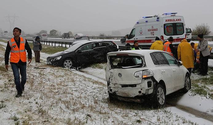 TEM'de kar yağışı kazalara neden oldu