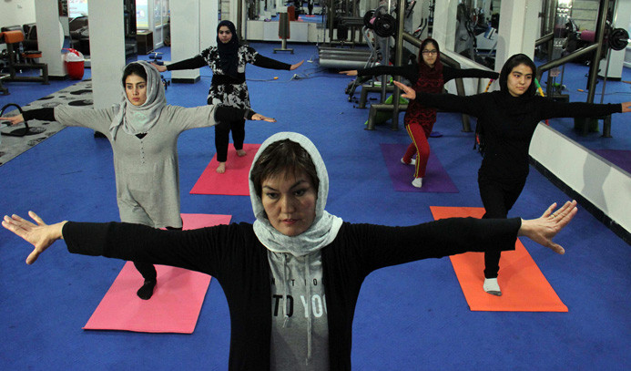 Afgan kadınlar yogaya başladı