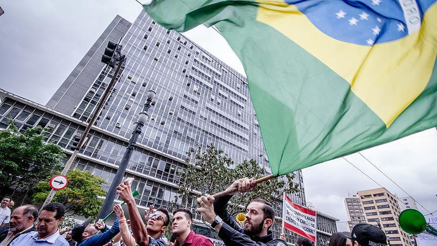 Brezilya'da devlet memurları meclisi bastı