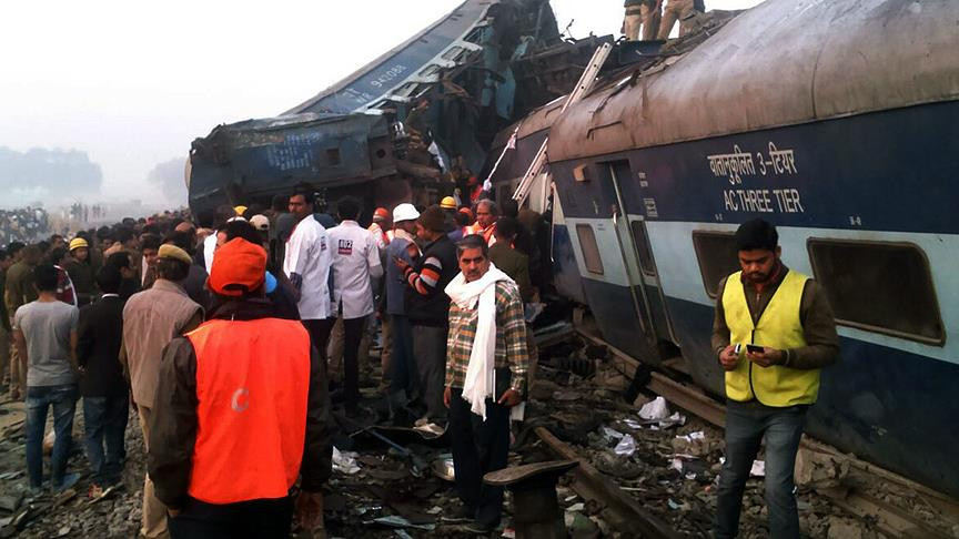Hindistan'da tren kazası: 112 ölü