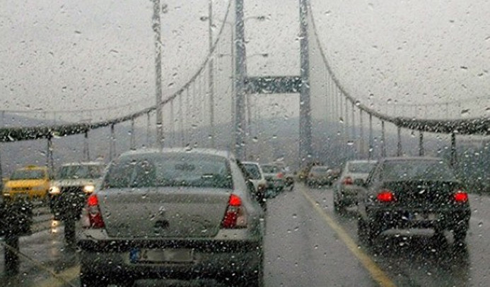 İstanbul'da sağanak trafiği felç etti
