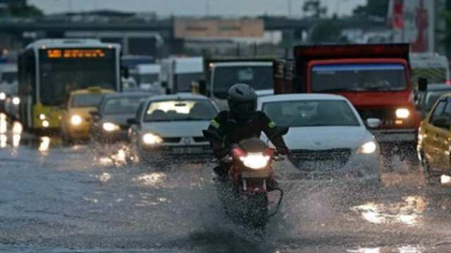 İstanbul trafiğine yağmur freni