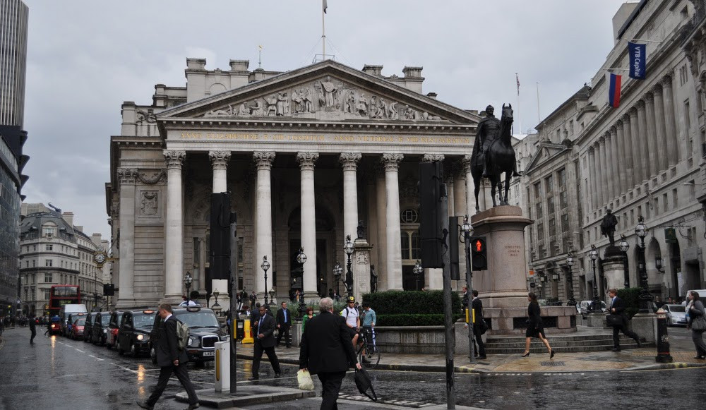 İngiltere Merkez Bankası'ndan 'borçlanma' uyarısı