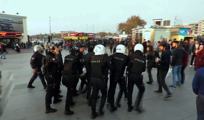 Kadıköy'de göstericilere polis müdahalesi