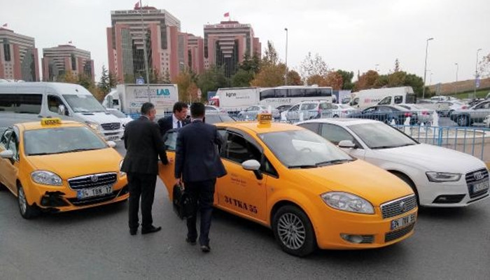 Bakan Zeybekci trafiği taksiyle atlattı