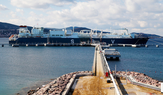 İlk yüzen LNG santrali İzmir'de