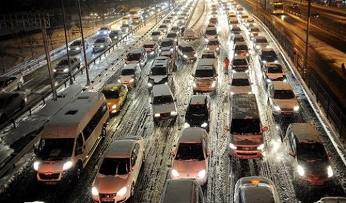 İstanbul'da kar trafiği kilitledi