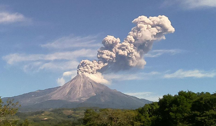 Meksika'da Colima Yanardağı patladı