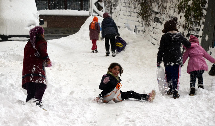 Kar yağışı okulları tatil etti