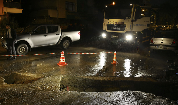 Ankara'da yine yol çöktü