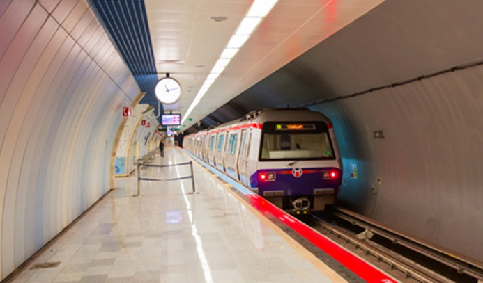 Taksim metrosunda intihar girişimi