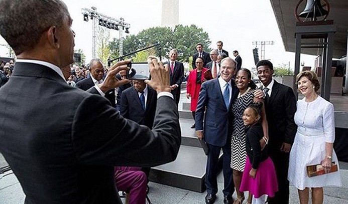 Obama'dan Bush'a selfie yardım
