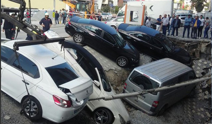 Yol çöktü, 5 araç içine düştü