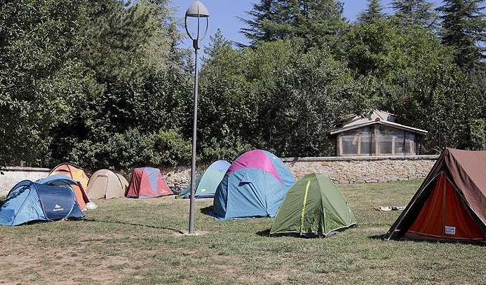 Depremzedeler çadırlarda kalıyor