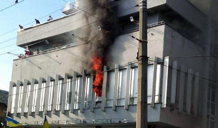 Televizyon binası ateşe verildi