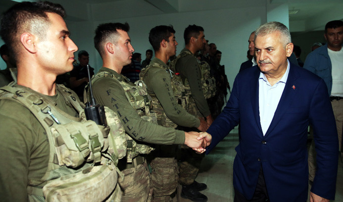 Başbakan Çukurca'da askeri birlikleri ziyaret etti