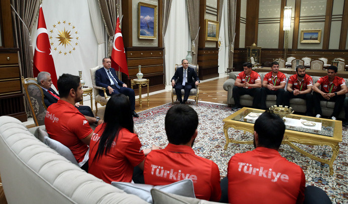 Erdoğan madalya alan sporcuları kabul etti