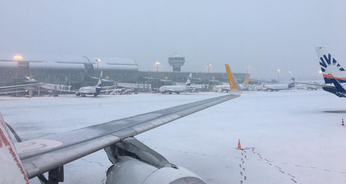 İzmir'de uçak seferlerine kar engeli