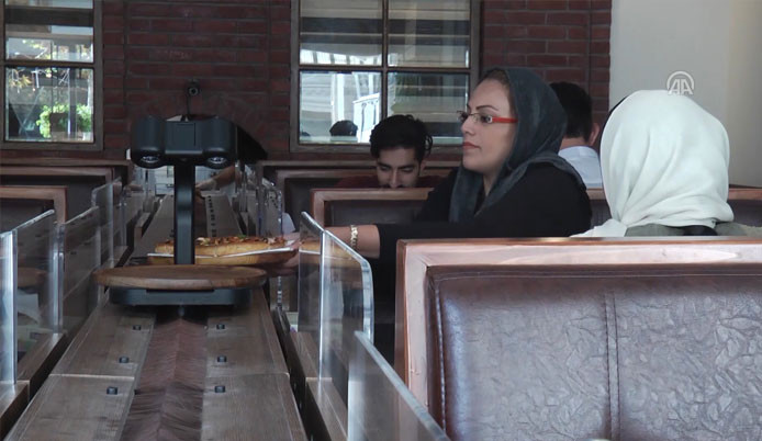 İran’daki ilk robotik restorana ilgi büyük