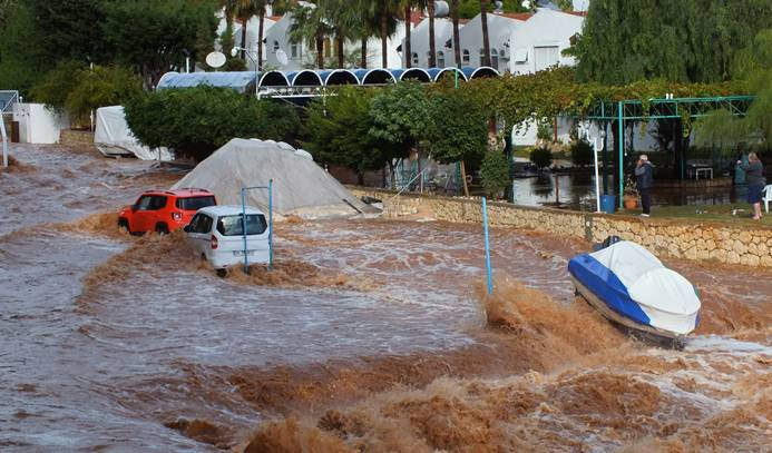 Mersin'de dereler taştı, yağmur suları evleri bastı
