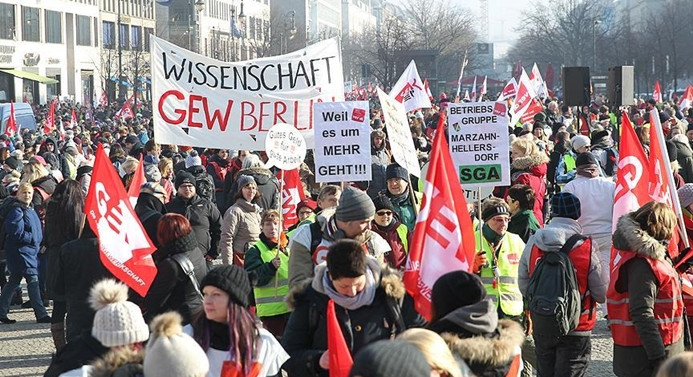 Almanya'da kamu çalışanları uyarı grevi yaptı