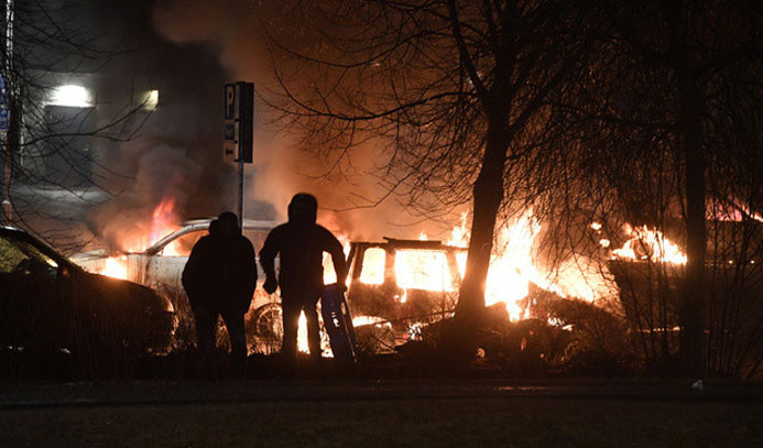 İsveç'te polis göstericilere ateş açtı