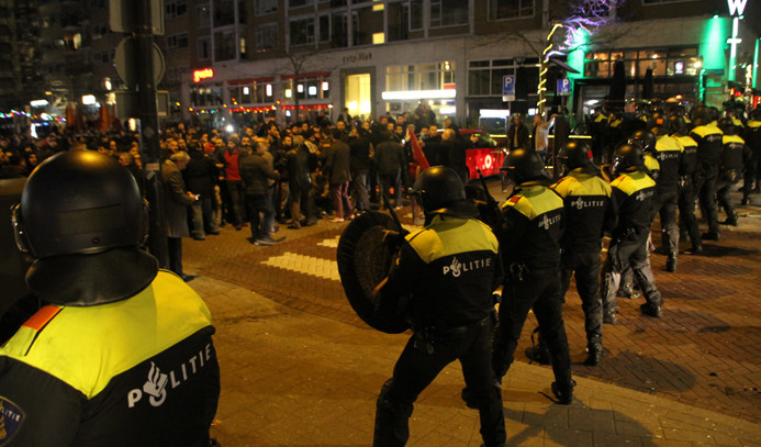 Hollanda polisi protestoculara müdahale etti