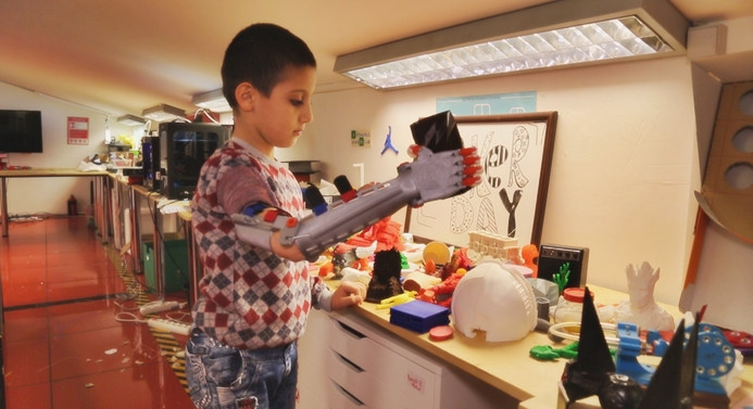 25 çocuğa robot el mutluluğu