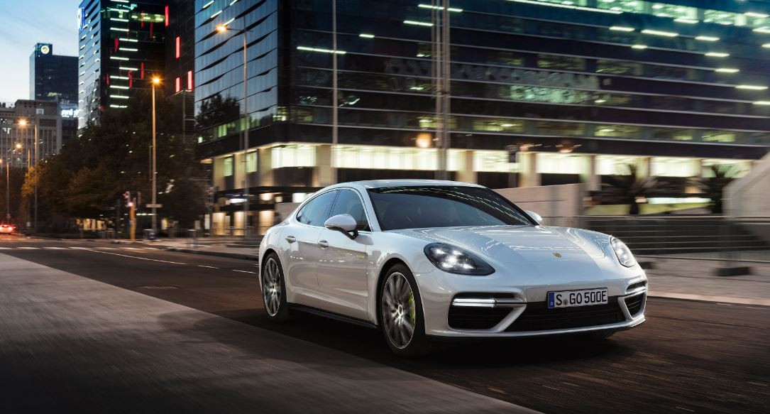 Porsche’den Cenevre’de dünya prömiyeri