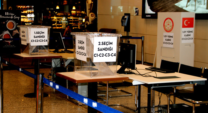 Oy sandıkları havalimanına yerleştirildi