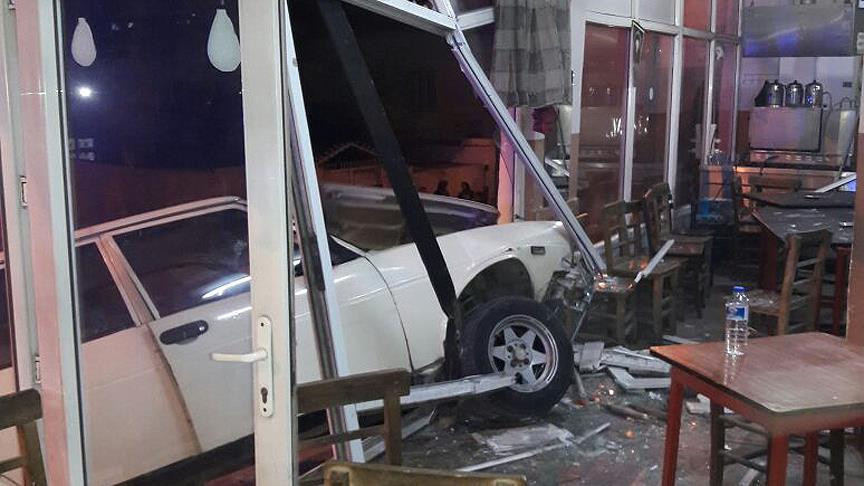 Gaziantep'te otomobil kahvehaneye girdi: 7 yaralı
