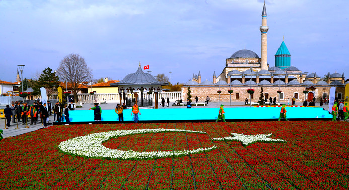 156 bin lale ile Türk bayrağı