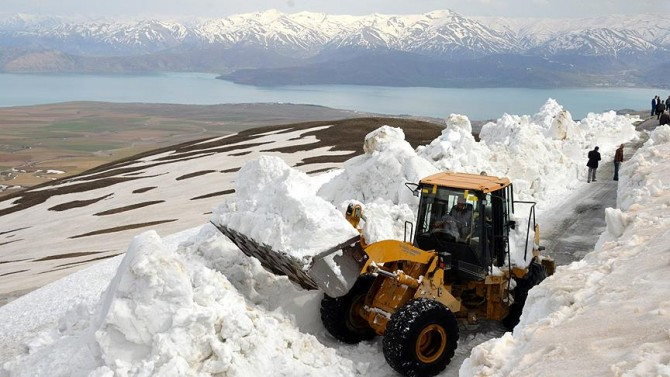 Nemrut Dağı eteğinde karla mücadele