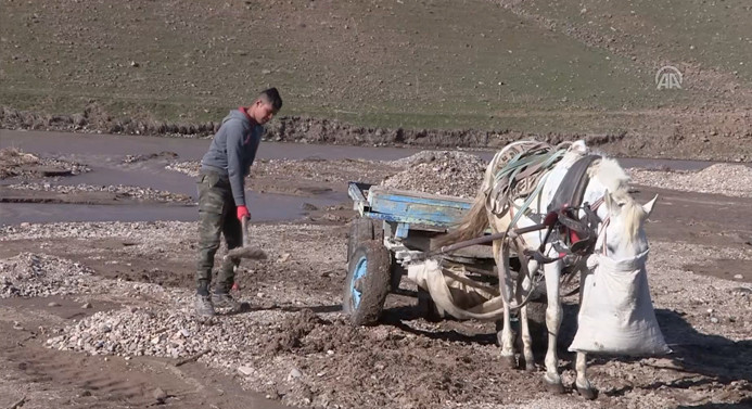 Ailesinin geçimini "kum"la sağlıyor