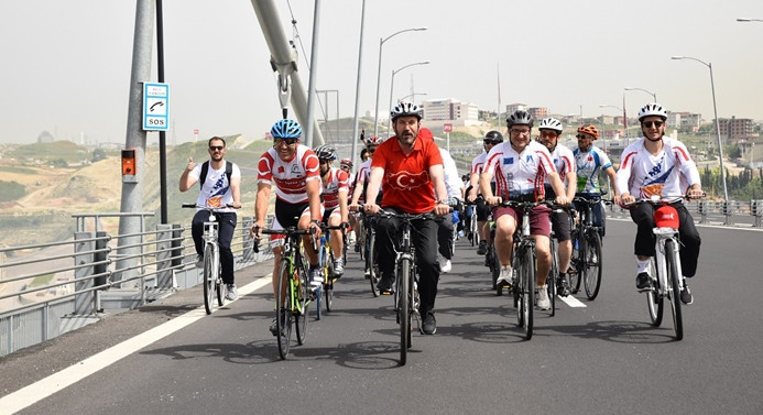 300 bisikletli Osmangazi Köprüsü'nden geçiş yaptı