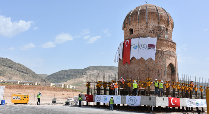 Tarihi Zeynel Bey Türbesi yeni yerine yerleştiriliyor