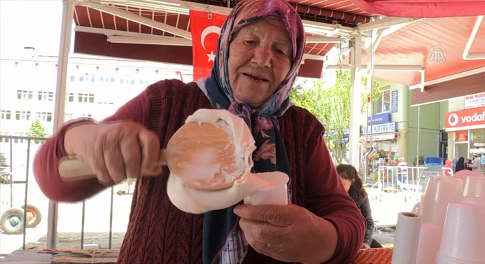 Asırlık dondurmanın 65 yıllık ustası Fatma nine