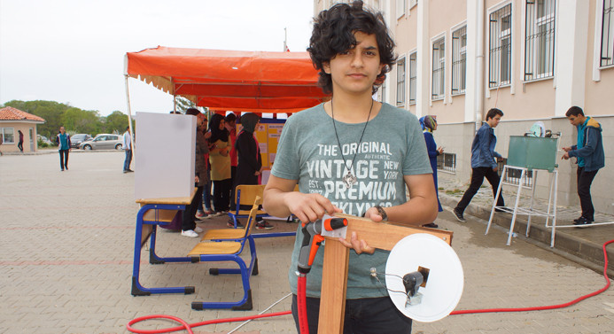 Liselilerden musluktan akan suyu elektriğe dönüştüren proje