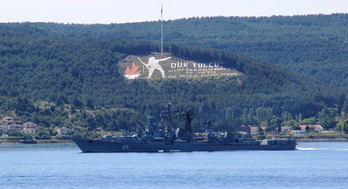 Rus donanmasına ait gemi Çanakkale Boğazı'ndan geçti