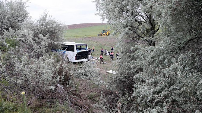 Yolcu otobüsü devrildi: 8 ölü,34 yaralı