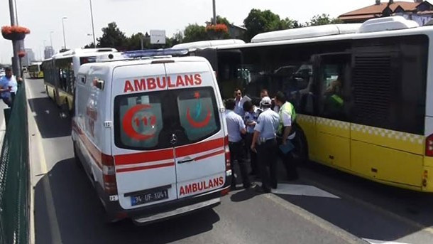 Metrobüs bariyerlere çarptı, 6 yolcu yaralandı