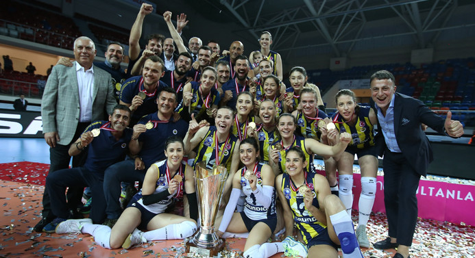 Fenerbahçe şampiyonluk kupasını kaldırdı